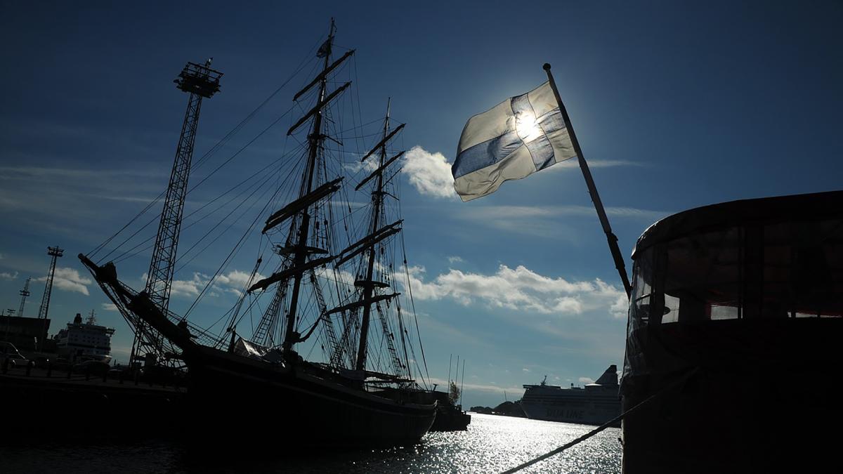 Satamassa laivoja aurinkoisella kesäkelillä.