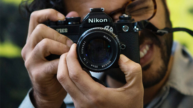 Mies ottamassa valokuvaa. Kuva: Veikko Kähkönen