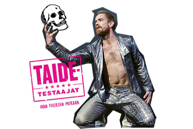 Näyttelijä polvillaan kädessään pääkallo sekä Taidetestaajat-leima.