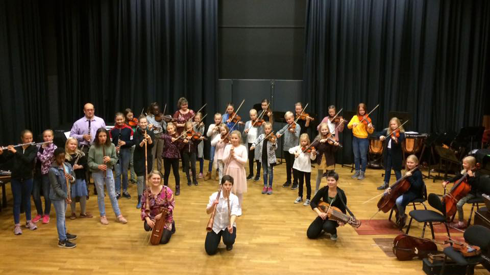 Laten orkesteri lavalla