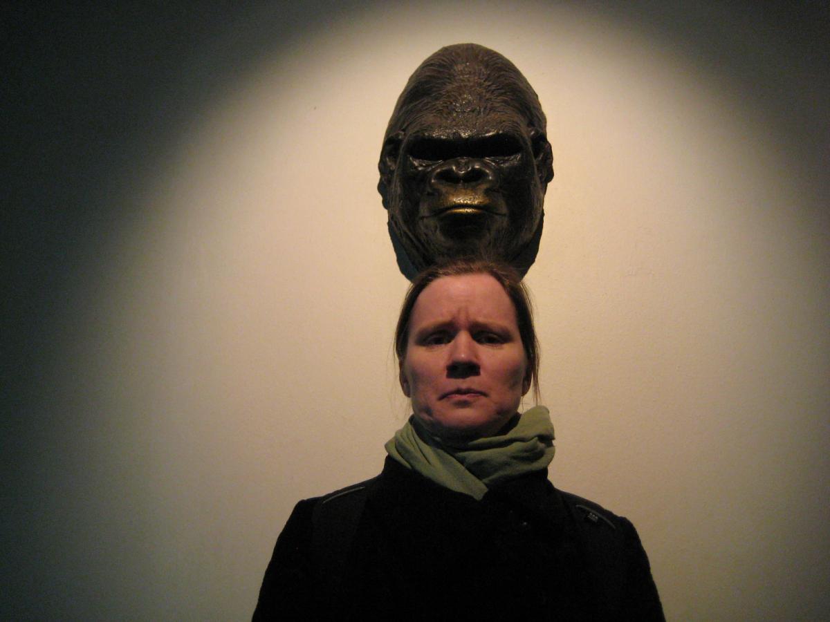 Riikka Talvitie gorillaa esittävän veistoksen edessä