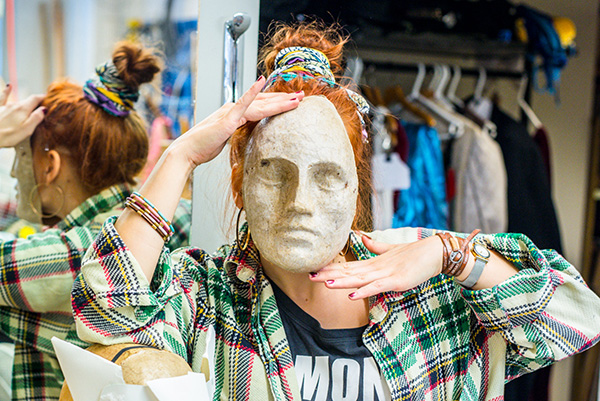 Henkilö naamio kasvoillaan