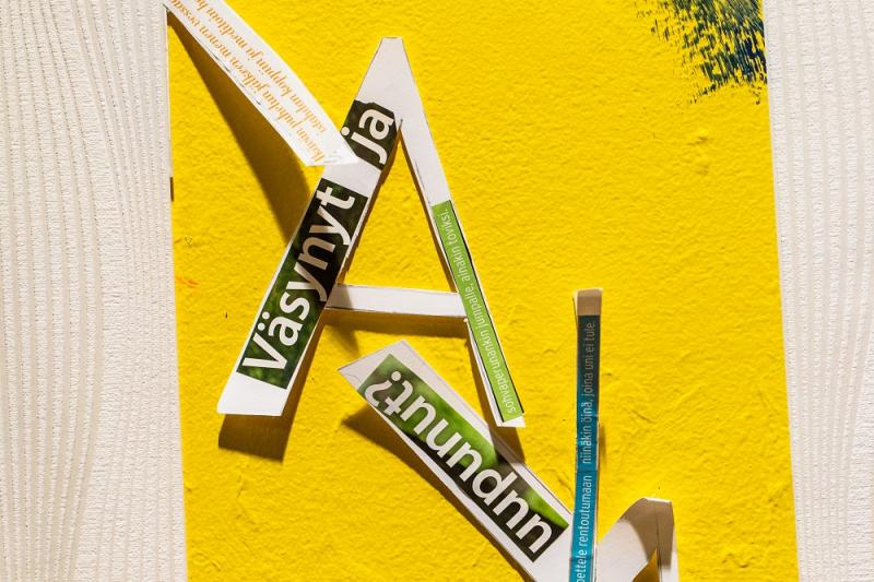 Lehtileikkeitä keltaisella pohjalla