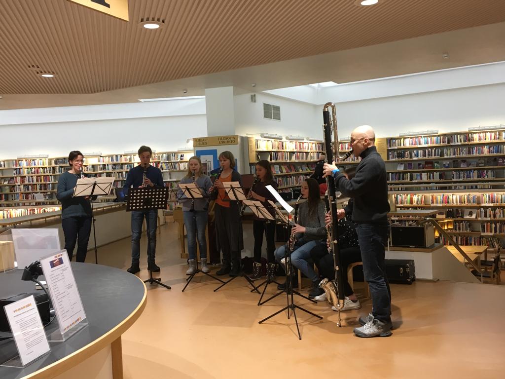 Muusikot soittavat kirjastossa