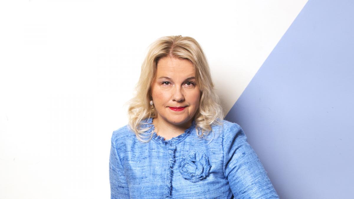 Anu Komsi poseeraa kameralle