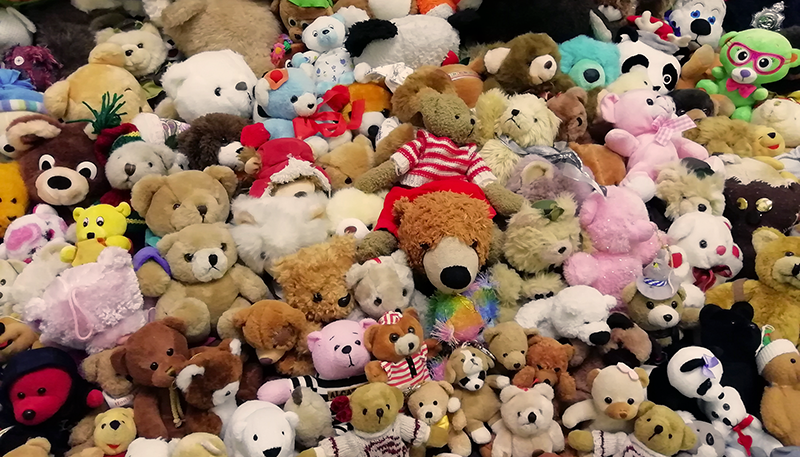 Eri värisiä pehmonallekarhuja aseteltuna kasvot kameraan päin