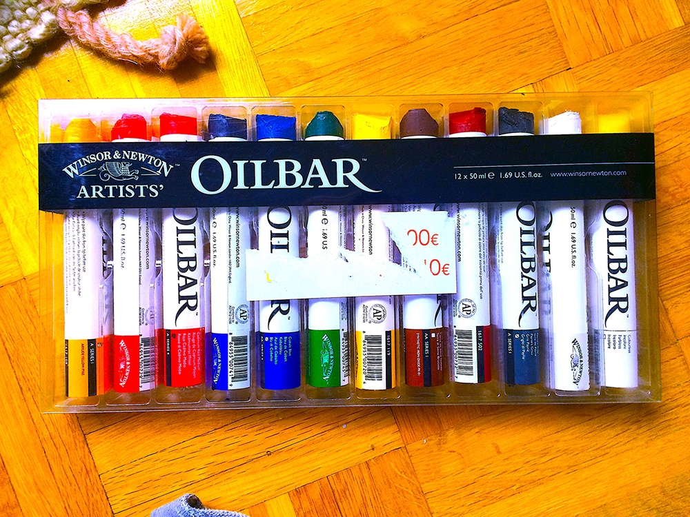 Väriliitupaketti puulattialla. Värit ovat merkkiä Winsor&Newton Artsits' ja tuotenimi Oilbar.