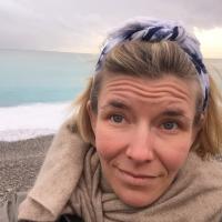 Eva Lamppu, lähikuva meren rannalla