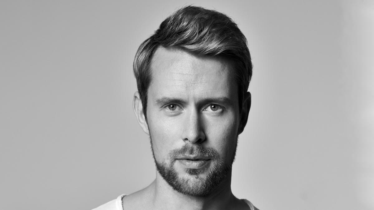 Waltteri Torikka mustavalkoisessa kuvassa. Waltteri katsoo suoraan kameraan.
