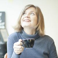 Heidi Partti kahvikuppi kädessään.