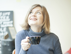 Heidi Partti kahvikuppi kädessään.