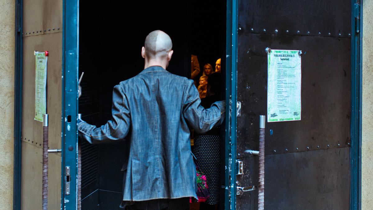 Henkilö on menossa sisään teatterisaliin