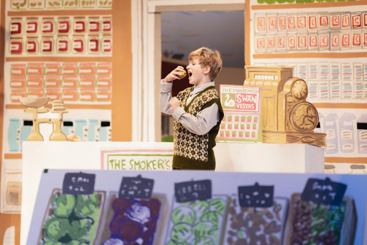 Ooppera Albert Herring: pieni poika haukkaa hedelmää