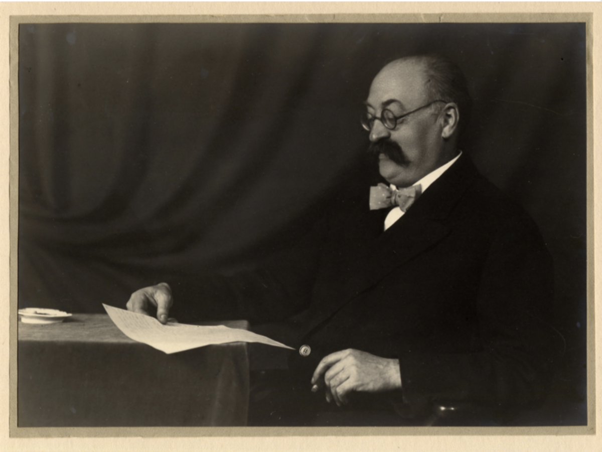 Heinrich Schenker (1868-1935) työssään n. vuonna 1919. Kuva Oswald Jonas 72/14, No. 6.