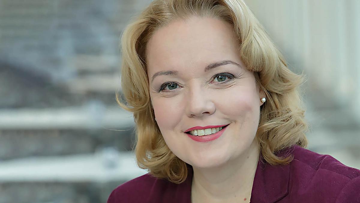 Tuula Jukola-Nuorteva hymyilee kameralle