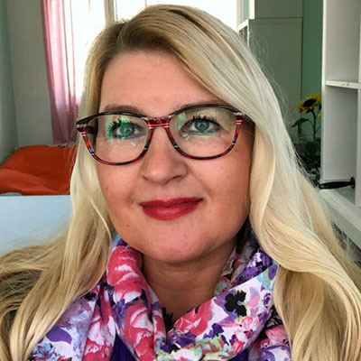 Mia Seppälä katsoo kameraan