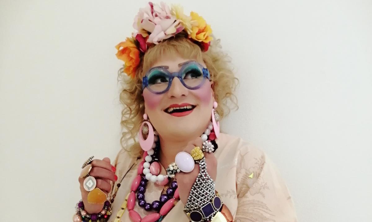 Timo Tähkäsen drag-hahmo Maimu Brushwood o.s. Huolirinta