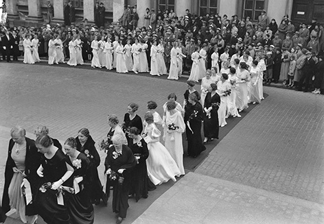 Helsingin yliopiston filosofisen tiedekunnan naismaisterit saapumassa promootiojumalanpalvelukseen Suurkirkkoon vuonna 1926.