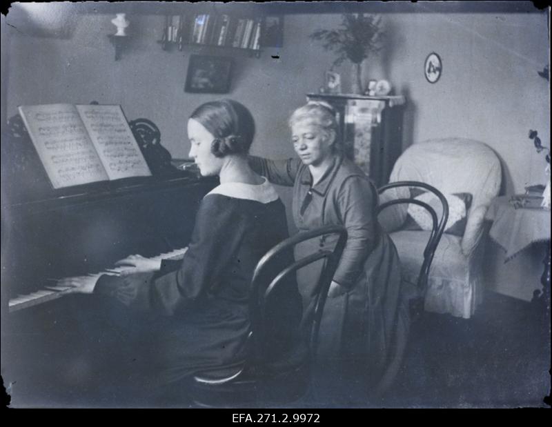 Helmi Mein (Hirv) pianotunnilla Tarton musiikkikorkeakoulun opintojensa aikana Aleksandra Perenin kotona.