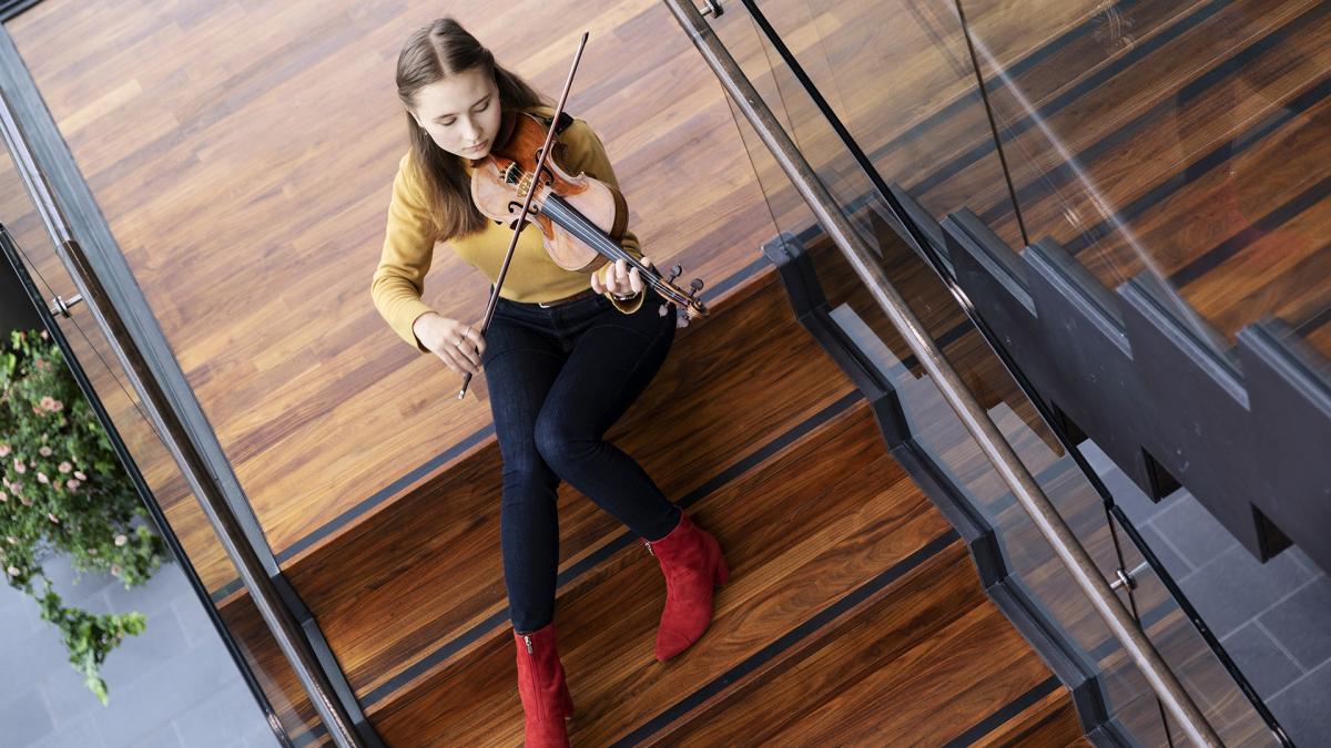 Kuvituskuva viulistista