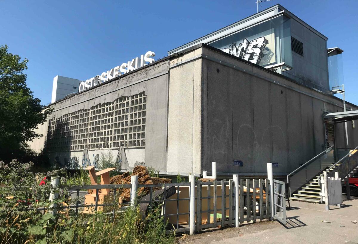 Pihlajamäen ostoskeskuksen nyt jo purettu laajennusosa