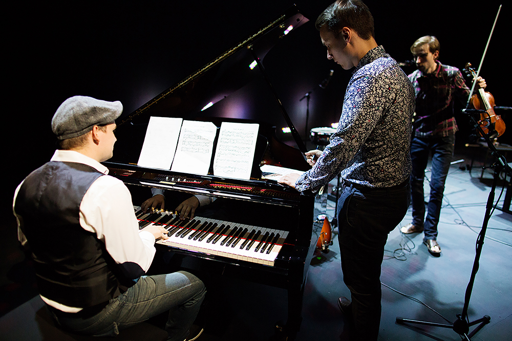 Muusikkoja soittamassa eri instrumentteja