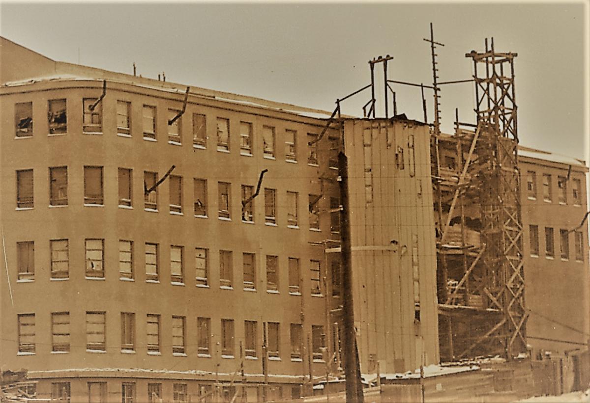 Conservatory building in the construction phase. In front of the house, the scaffolding that broke off in a strong wind and crashed on the street on 4 January 1931.