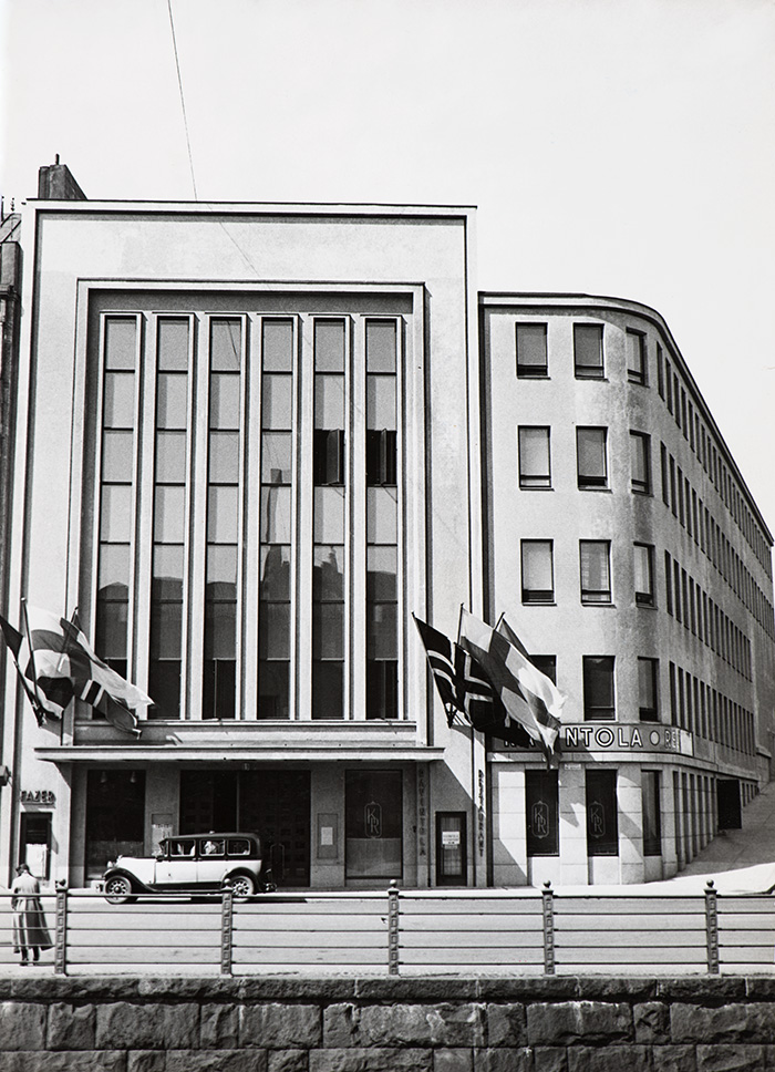 Den högtidliga invigningen av konservatoriebyggnaden och Helsingfors Konservatoriums 50-årsjubileum firades den 22 maj 1932 i samband med Nordiska musikfestivalen. De nordiska flaggorna vajar i konservatoriet flaggstänger. 