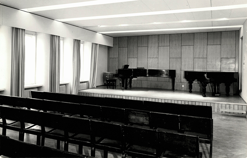 Ett mellanbjälklag lades 1963 till den ursprungliga övningssalen, orgelsalen, för att skapa fler rum. Vid ombyggnaden i början av 1990-talet revs mellanbjälklaget och salen återfick sin ursprungliga höjd. 