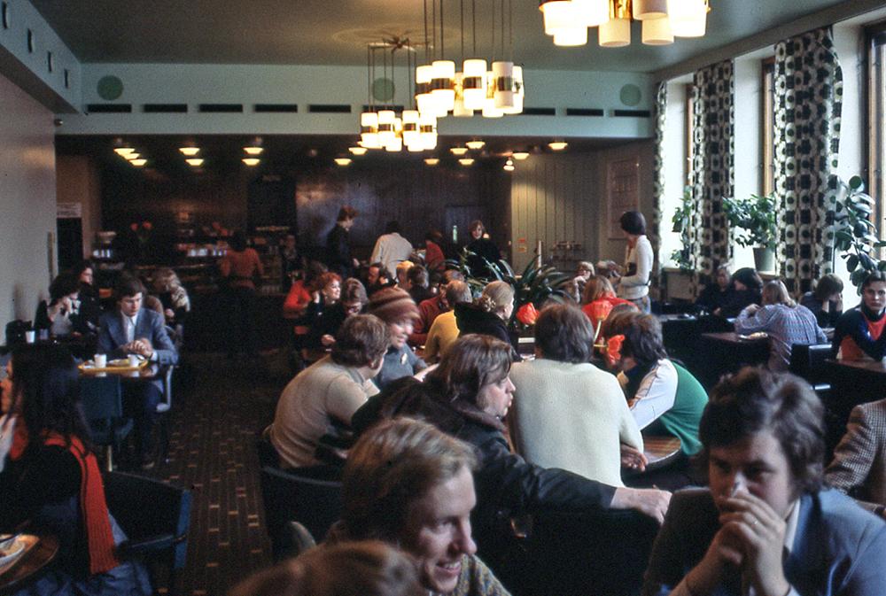 Liv och rörelse i Cafe Fenix i Sibelius-Akademin 1978.De gröna stolarna föregick de återvunna röda bänkarna från hamburgerrestaurangen Wimpy. 