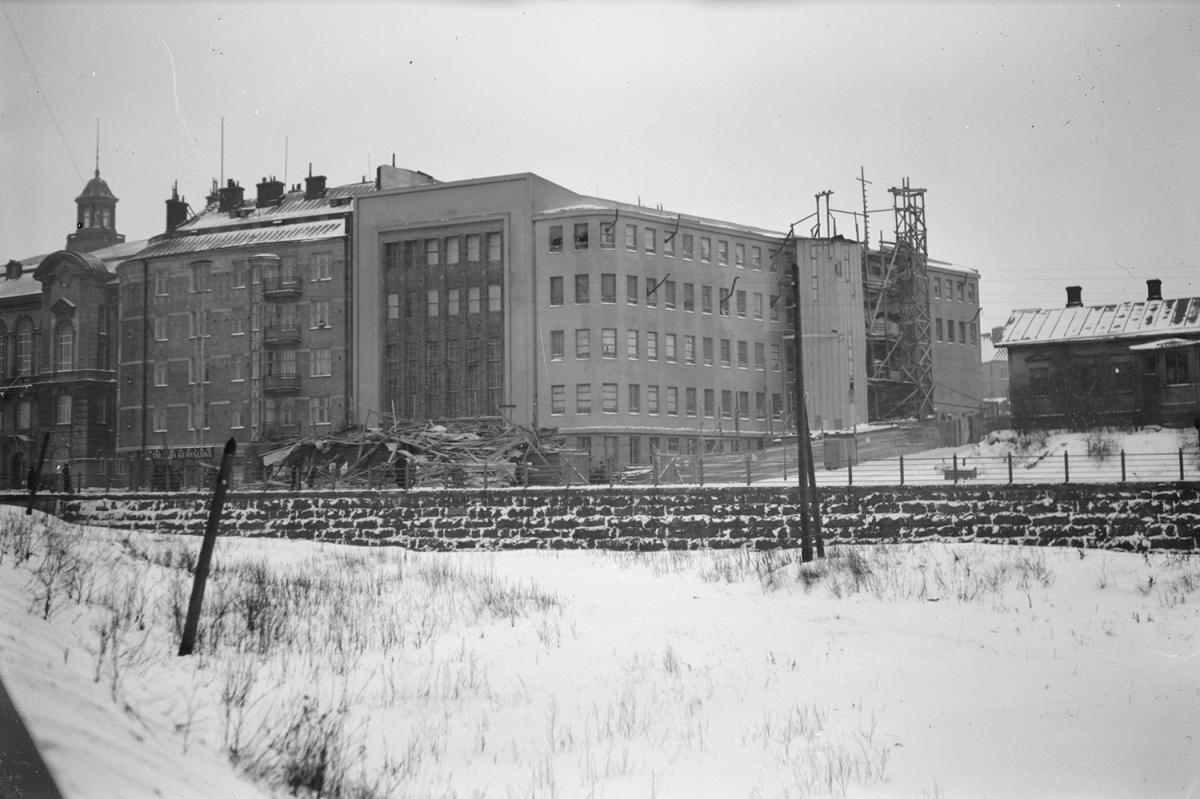 Konservatoriehuset under byggnad. Framför byggnaden syns den byggnadsställning som lossade i den hårda vinden och kollapsade på gatan den 4 januari 1931. Ingen skadades emellertid vid olyckan. I fönstren syns torkkaminernas rökkanaler. 