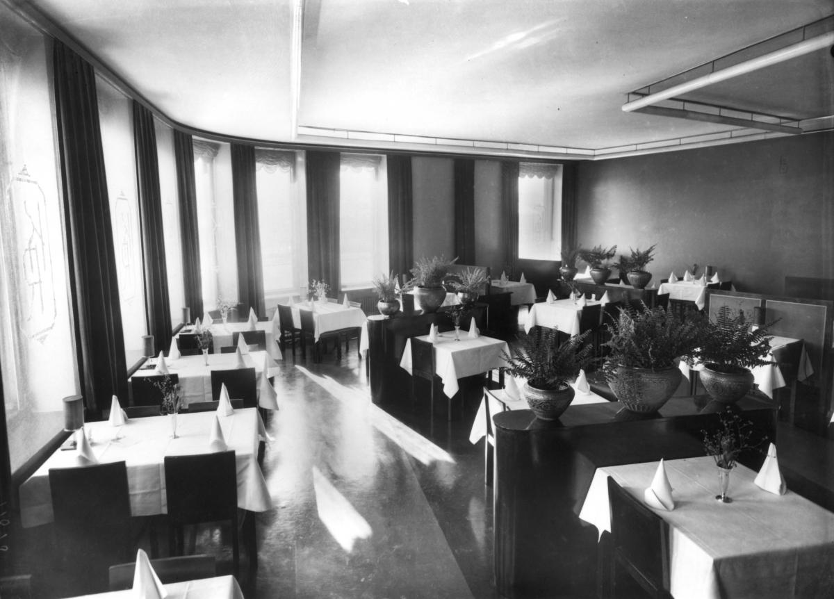 Konservatoriebyggnadens intima och distingerade restaurang 1935. Restaurangen nåddes direkt från gatan eller inomhus längs en lång korrido från entréhallen. 