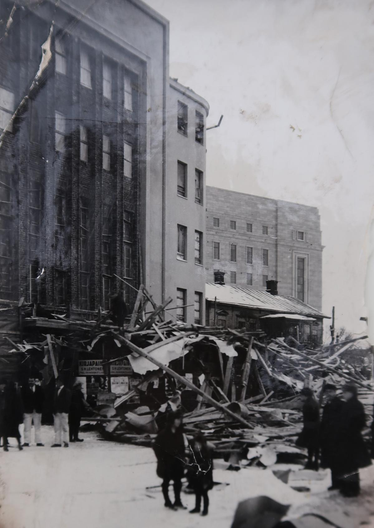 Close-up view of the collapsed scaffolding. 