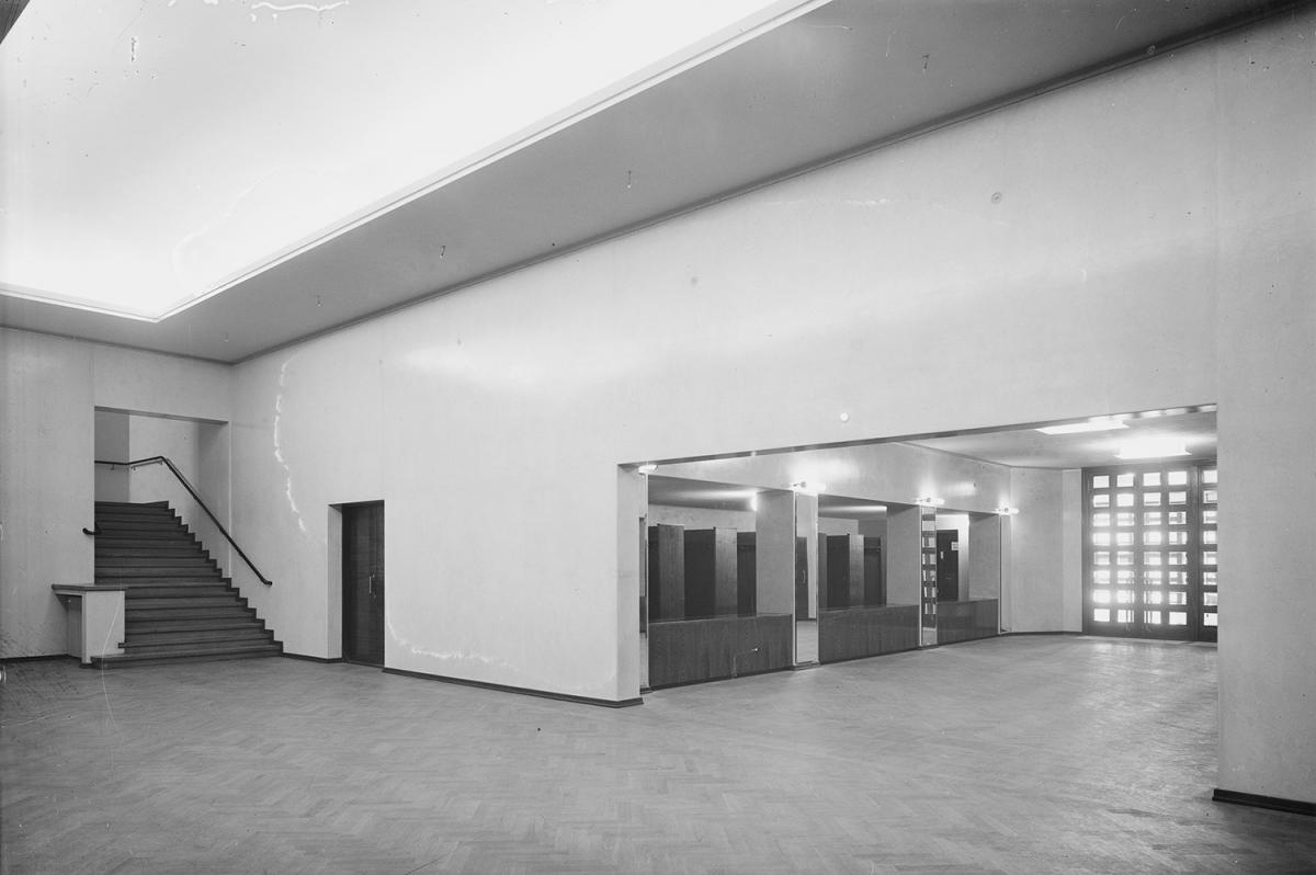 The interior is also clear and simple. There were no doors between the entrance hall and the passage hall. Instead, the the audience moved fluently from the cloakrooms to the passage hall and onwards to the concert hall. The doors with glass panes that mimic the exterior doors were not added until the renovation of the early 1990s. 