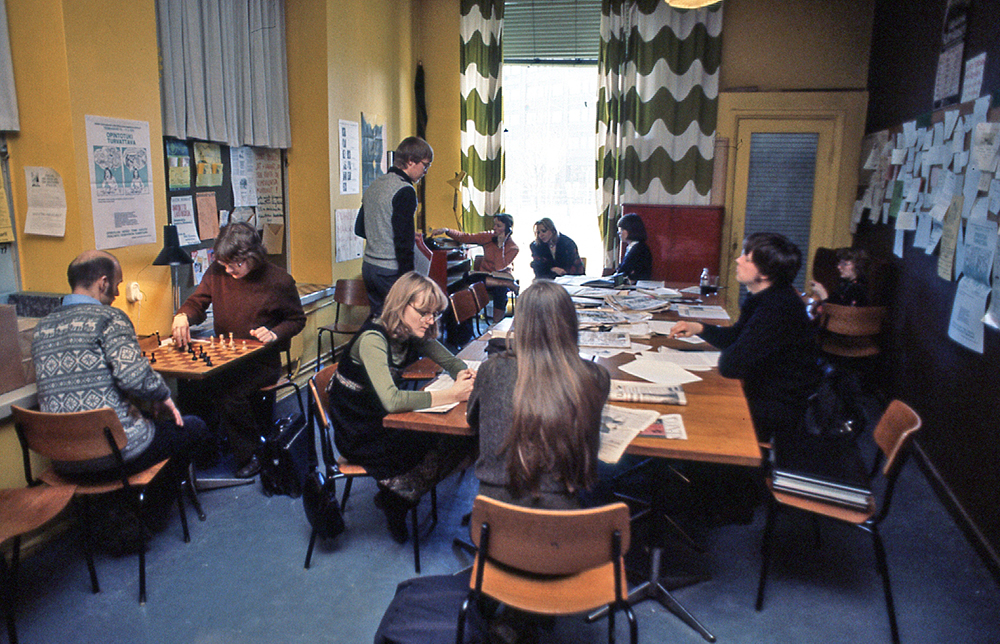 Studentkårens rum 1978. Lokalen intill entrén hyrdes först av Fazers musikaffär och senare av bilskolan K & M Fagerholm. I början av 1960-talet fick de studerande överta den. Inledningsvis betjänades studerandena av ett kafé som drevs av Nina Åberg, men kaféverksamheten blev överflödig i och med att restaurangen på andra sidan vägen, som serverade alkohol, med tiden blev mindre formell. 
