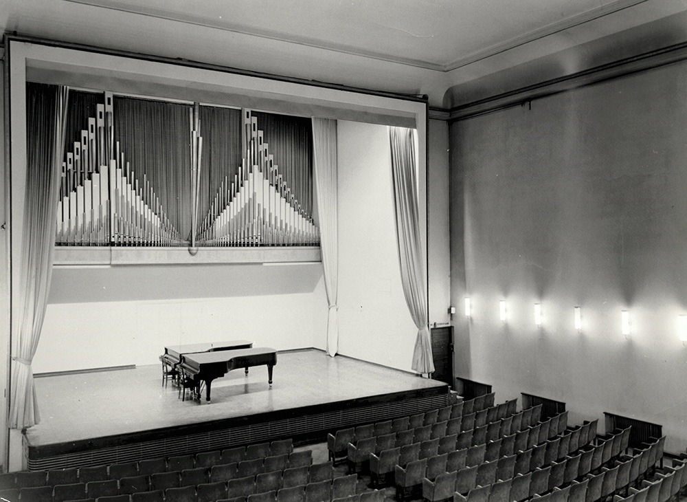 Konsertsalen och dess under många årtionden dominerande orgelfasad. 