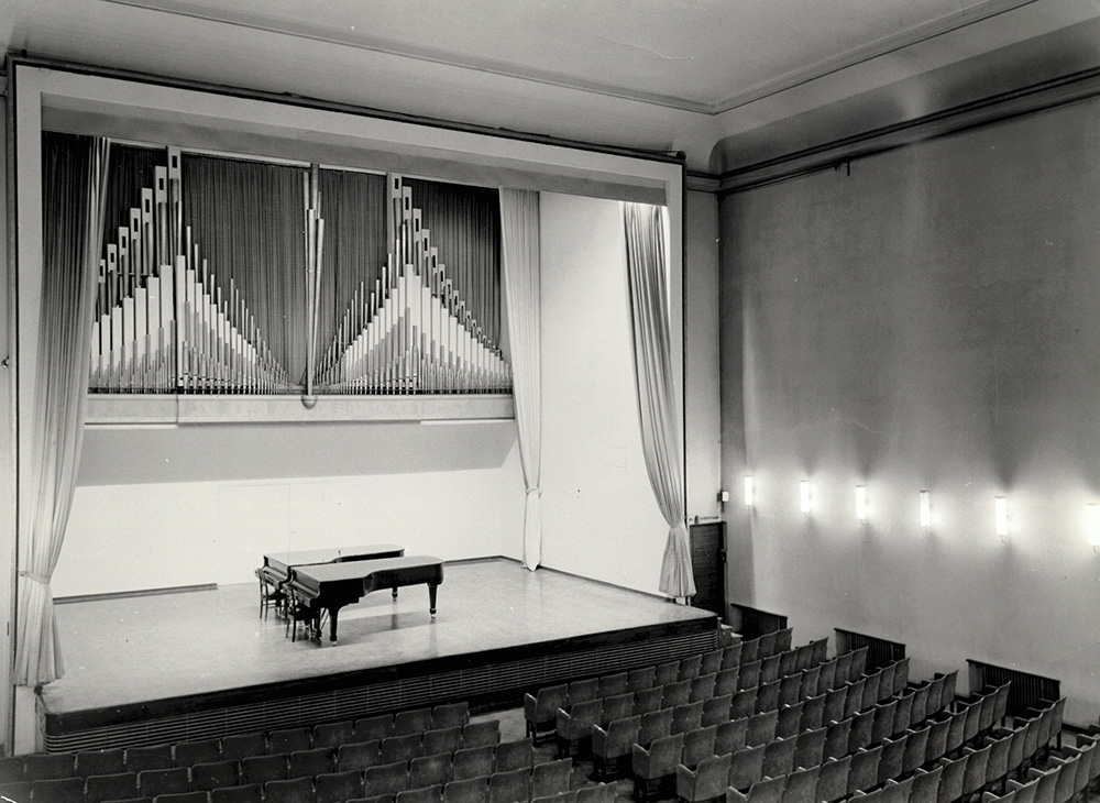 The concert hall and the impressive organ façade dominating the hall. The interest of the press and the general public focused specifically on the concert hall. 