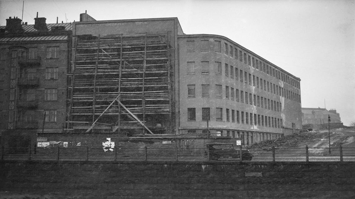 Konservatoriehuset den 14 april 1931. Kollapsade byggnadsställningen har återmonterats och arbetet fortsätter ovanför huvudentrén.