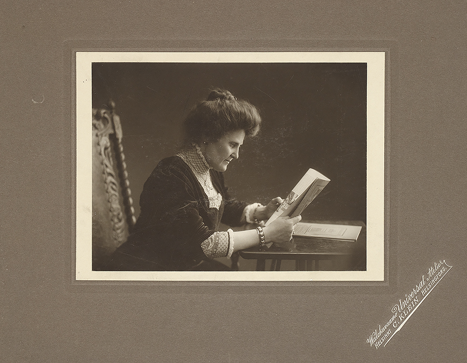 Pianotaiteilija Selma Kajanus oli aktiivinen lukuisilla taide- ja tiedemaailman alueilla aina mineralogiasta teosofiaan ja runoudesta kuvataiteeseen. Kuvalähde: Museovirasto, HK19390412:69 / Carl Klein 1910