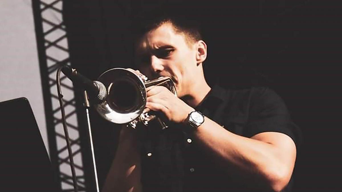 Jonas Silinkas soittaa ulkolavalla trumpettia keskittynyt ilme kasvoillaan.