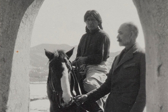 Akseli Gallen-Kallela ja Jerry hevosen selässä Taosissa 1925. Kuva: Akseli Gallen-Kallelan valokuvakokoelma.