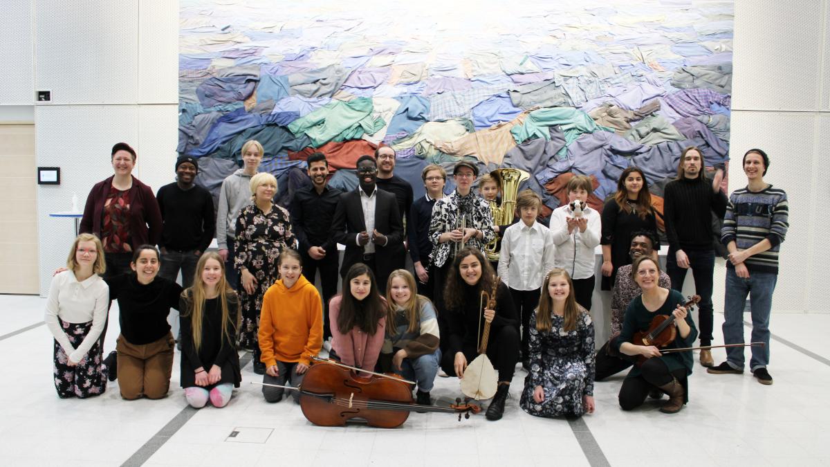 Kuvassa Global Music -aineryhmän opettajat ja opiskelijat sekä kurssille osallistuneita tamperelaisia nuoria