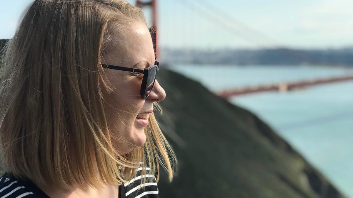 Maija Hynninen seisoo rannalla, Golden Gate näkyy taustalla.