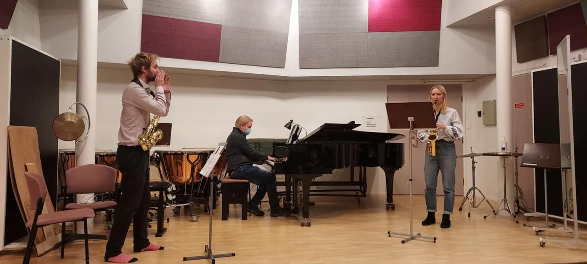 Joonatan Rautio opettaa saksofoniopiskelijaa, joka soittaa pianistin säestyksellä.