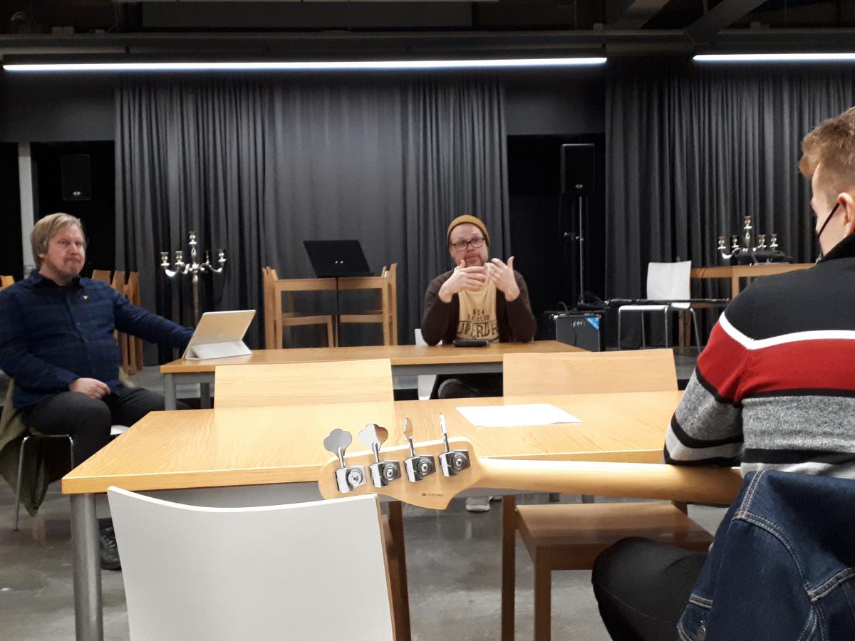 Musiikinopettajat Iiro Kautto (vas.) ja Pasi Ryökkynen antoivat palautetta bassomatineassa 2021. 