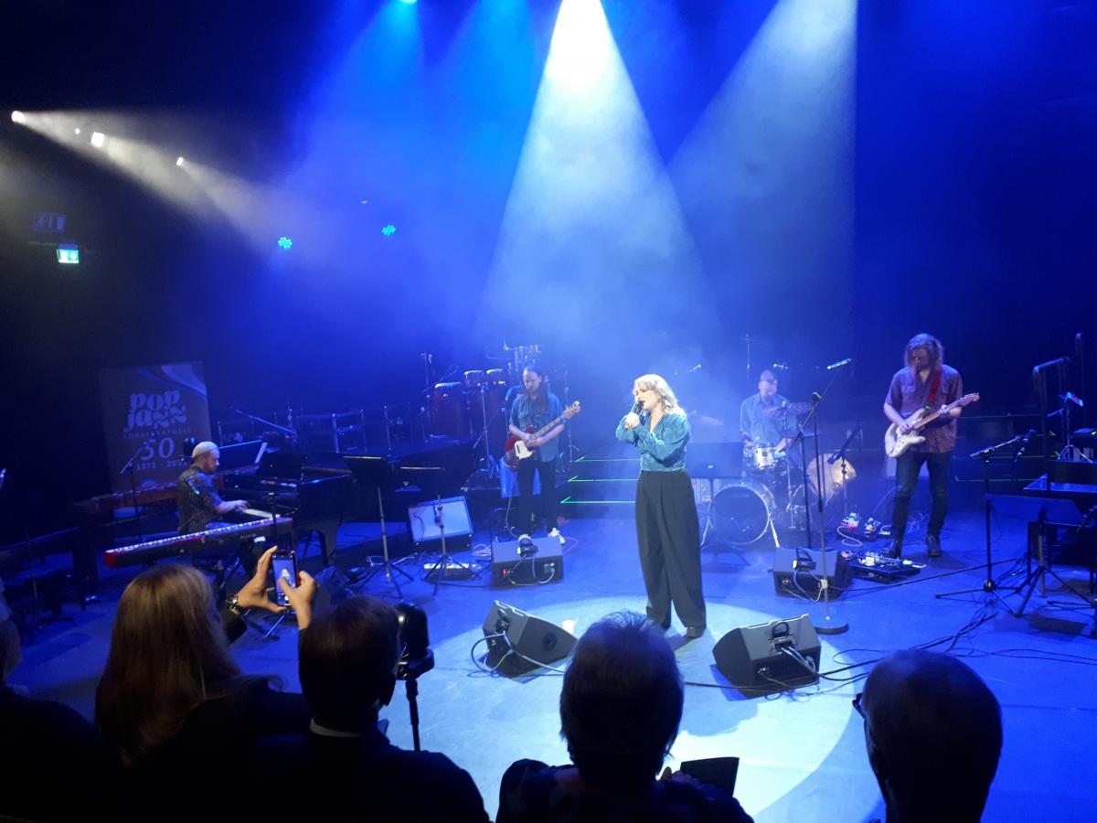 Laulaja ja lauluntekijä Yona yhtyeineen esiintyi entisen oppilaitoksensa Pop & Jazz Konservatorion 50-vuotisjuhlassa marraskuussa 2022. 