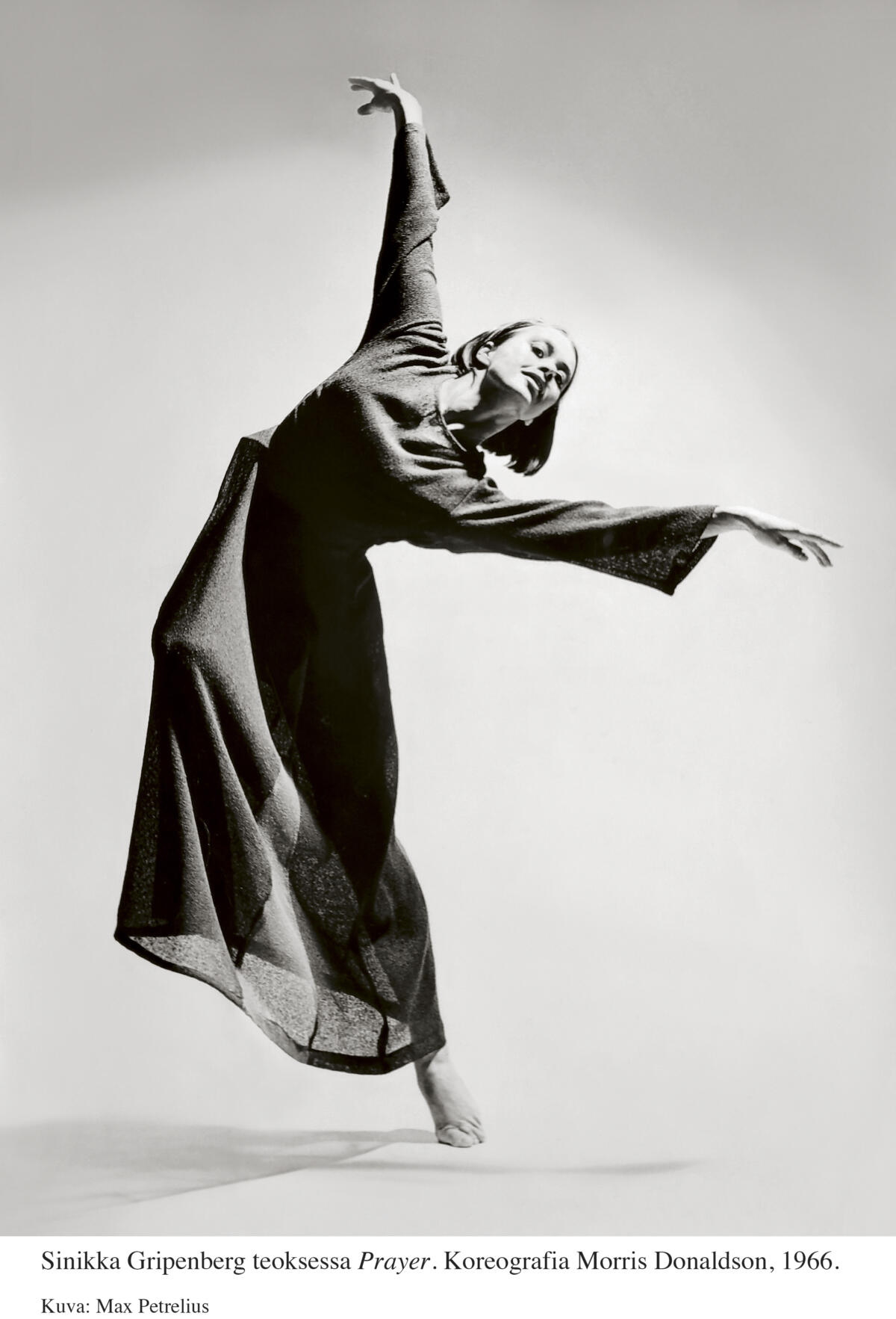 Sinikka Gripenberg tanssii teoksessa Prayer.