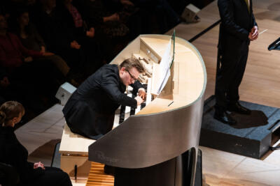 Aleksanteri Wallius soittaa Musiikkitalon urkuja konsertissa.