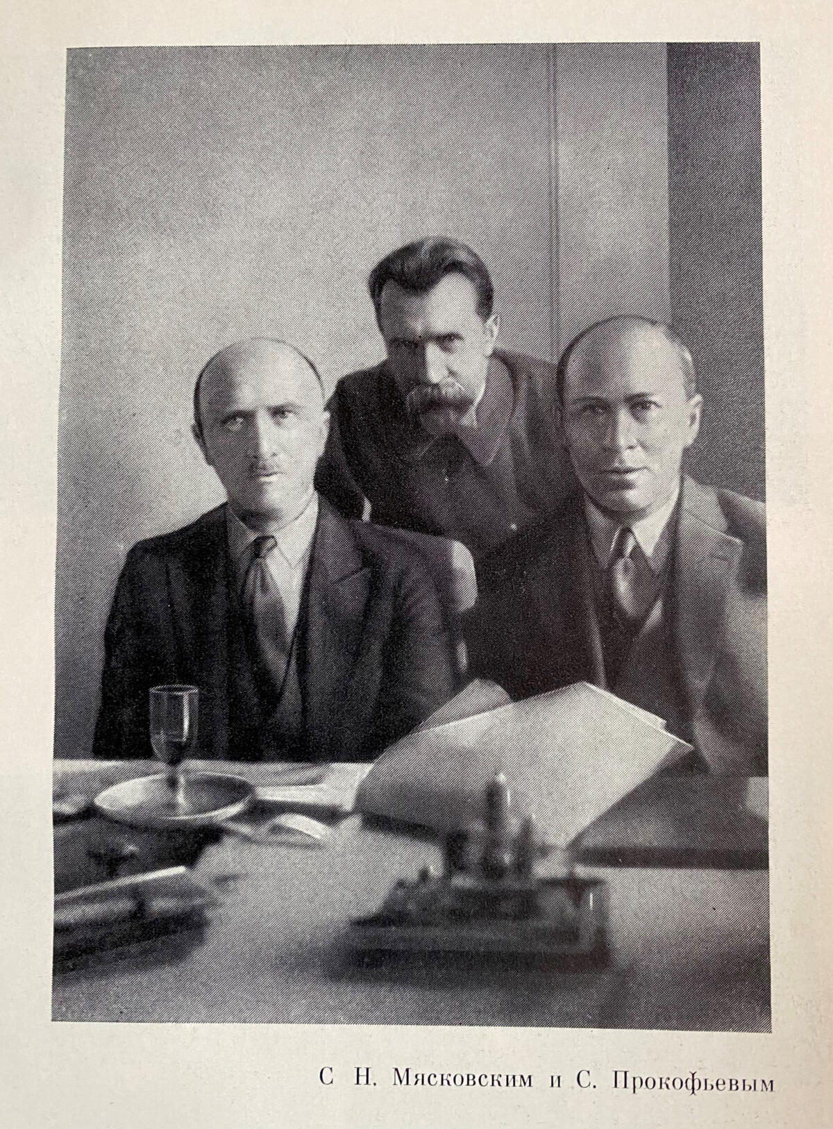 Kuvassa vasemmalta oikealle: Boris Asafjev, Nikolai Mjaskovski ja Sergei Prokofjev. Kolme säveltäjää opiskelivat Pietarin konservatoriolla yhtä aikaa.