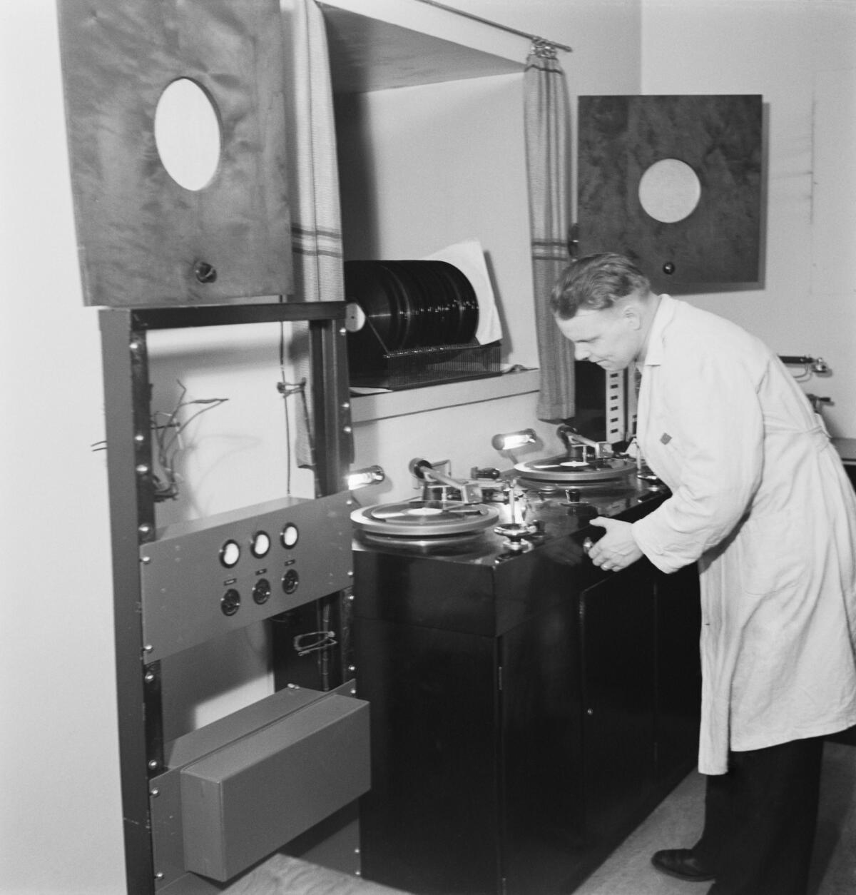 Radio engineer Soini Salo of Yleisradio uses instantaneous disc device in the late 1930s. Limited recording capacity meant that only a small number radio concerts and other programmes were recorded in Yleisradio. One of them was Andante festivo conducted by Jean Sibelius in 1939.